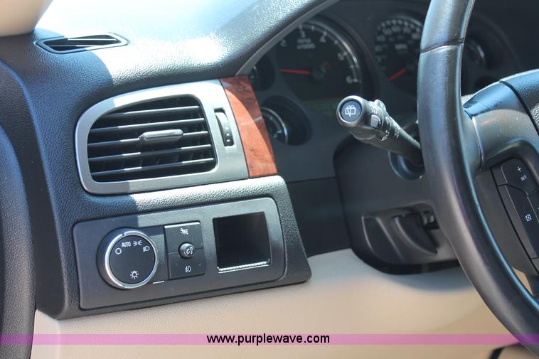 image for item K8823 2007 Chevrolet Suburban 1500 LT SUV