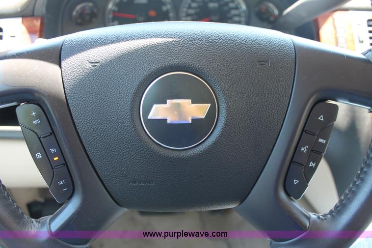 image for item K8823 2007 Chevrolet Suburban 1500 LT SUV
