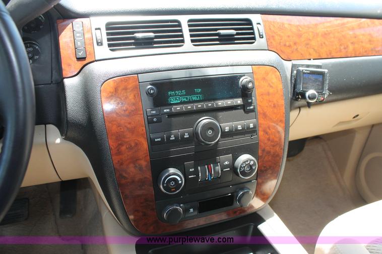 image for item K8823 2007 Chevrolet Suburban 1500 LT SUV
