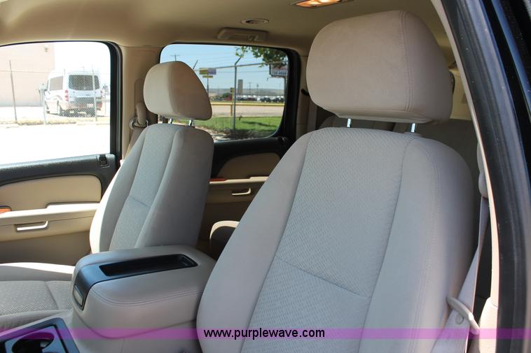 image for item K8823 2007 Chevrolet Suburban 1500 LT SUV