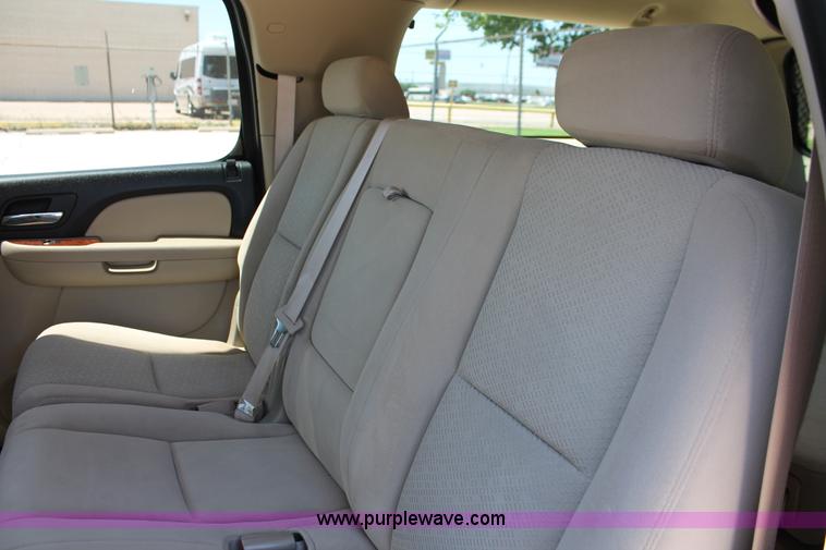 image for item K8823 2007 Chevrolet Suburban 1500 LT SUV