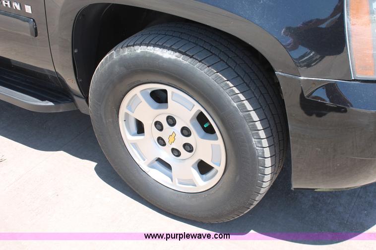 image for item K8823 2007 Chevrolet Suburban 1500 LT SUV