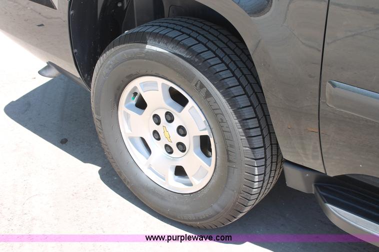 image for item K8823 2007 Chevrolet Suburban 1500 LT SUV