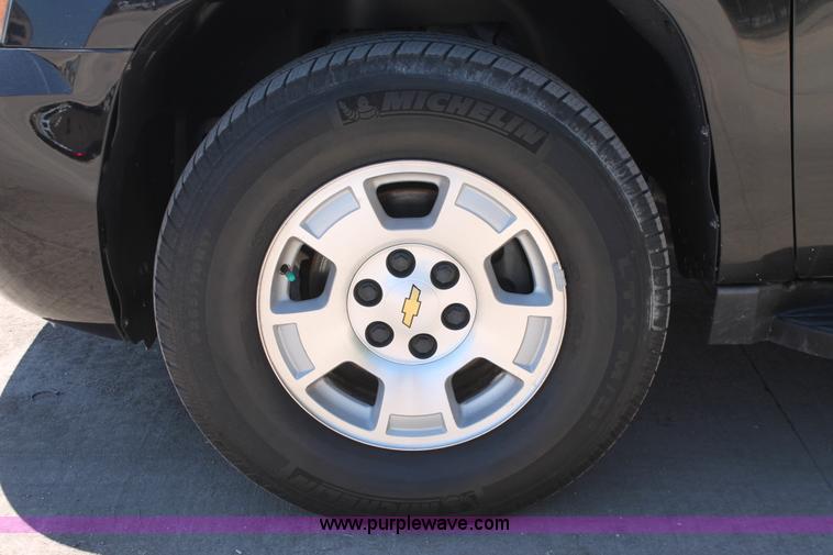image for item K8823 2007 Chevrolet Suburban 1500 LT SUV