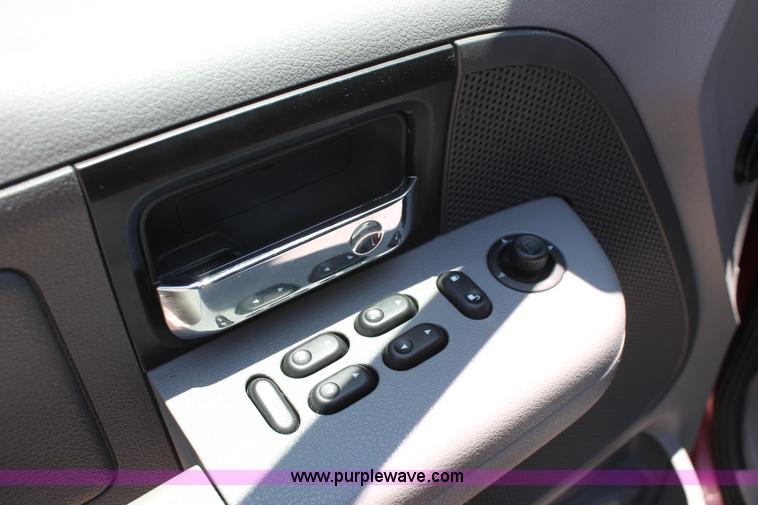 image for item K8824 2005 Ford F150 XLT SuperCrew pickup truck