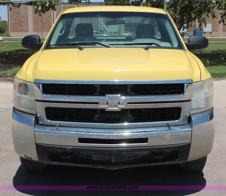 image for item K8826 2008 Chevrolet Silverado 2500HD LS pickup truck
