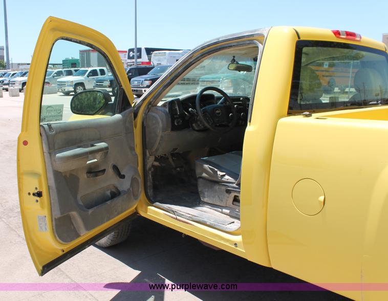 image for item K8826 2008 Chevrolet Silverado 2500HD LS pickup truck