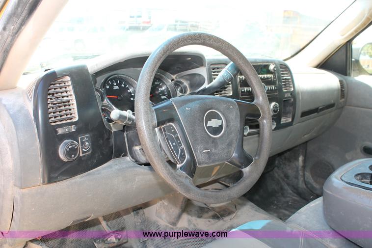 image for item K8826 2008 Chevrolet Silverado 2500HD LS pickup truck