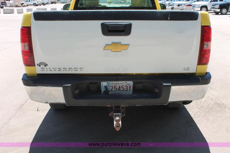 image for item K8826 2008 Chevrolet Silverado 2500HD LS pickup truck