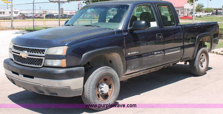 image for item K8829 2005 Chevrolet Silverado 2500HD Ext. Cab pickup truck