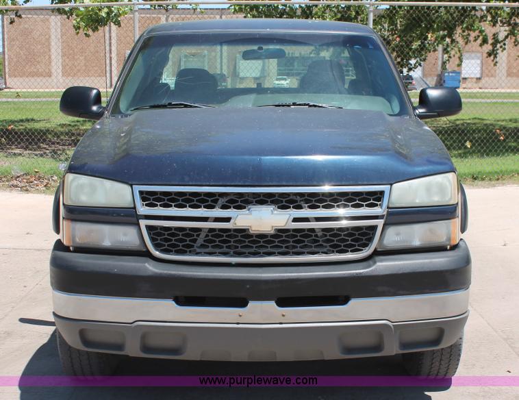 image for item K8829 2005 Chevrolet Silverado 2500HD Ext. Cab pickup truck
