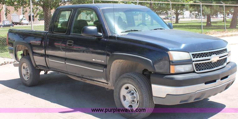 image for item K8829 2005 Chevrolet Silverado 2500HD Ext. Cab pickup truck