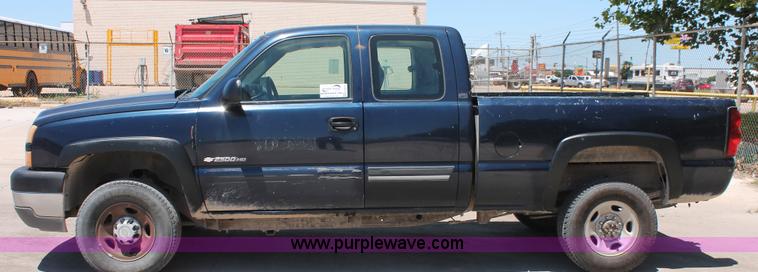 image for item K8829 2005 Chevrolet Silverado 2500HD Ext. Cab pickup truck