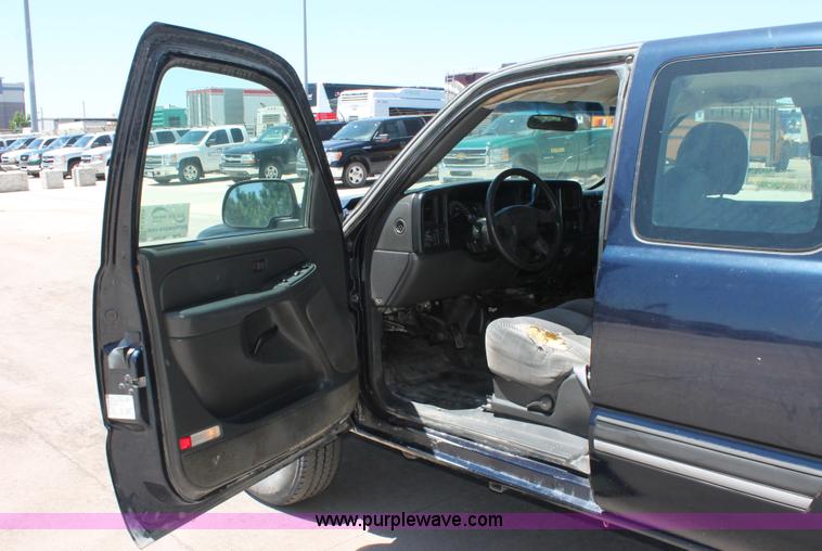 image for item K8829 2005 Chevrolet Silverado 2500HD Ext. Cab pickup truck