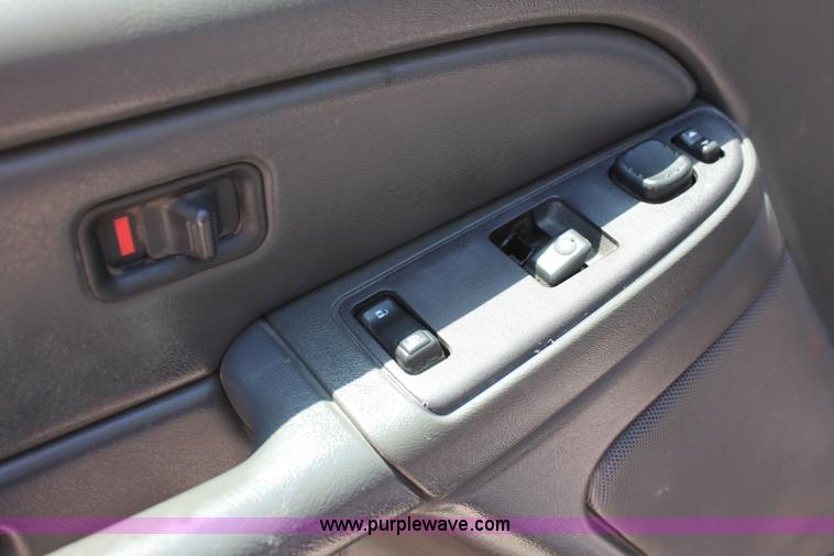 image for item K8829 2005 Chevrolet Silverado 2500HD Ext. Cab pickup truck