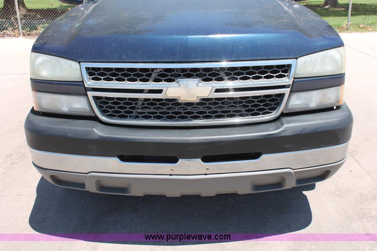image for item K8829 2005 Chevrolet Silverado 2500HD Ext. Cab pickup truck