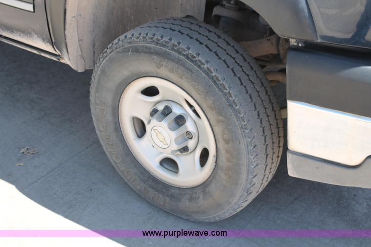image for item K8829 2005 Chevrolet Silverado 2500HD Ext. Cab pickup truck