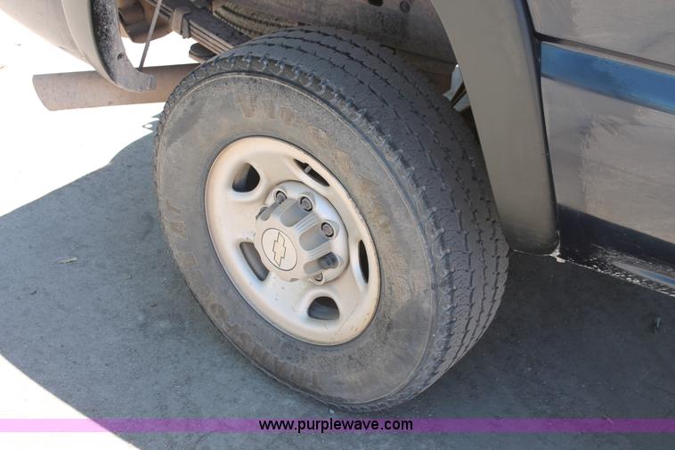 image for item K8829 2005 Chevrolet Silverado 2500HD Ext. Cab pickup truck