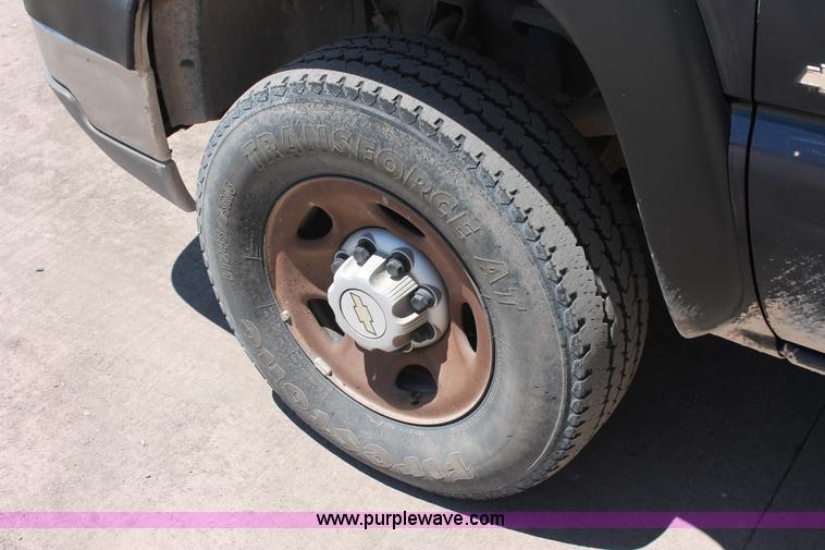 image for item K8829 2005 Chevrolet Silverado 2500HD Ext. Cab pickup truck