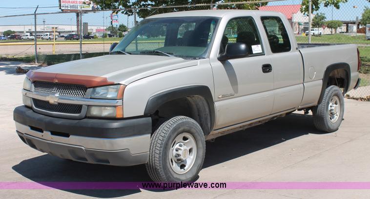 image for item K8831 2004 Chevrolet Silverado 2500HD Ext. Cab pickup truck