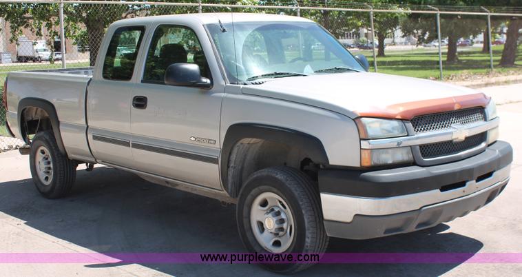 image for item K8831 2004 Chevrolet Silverado 2500HD Ext. Cab pickup truck