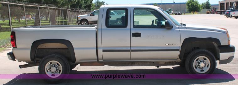 image for item K8831 2004 Chevrolet Silverado 2500HD Ext. Cab pickup truck