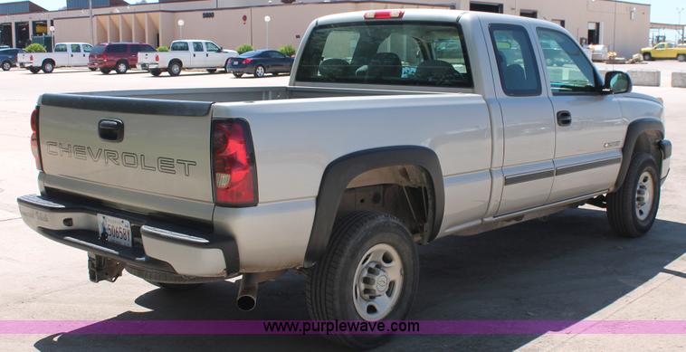 image for item K8831 2004 Chevrolet Silverado 2500HD Ext. Cab pickup truck