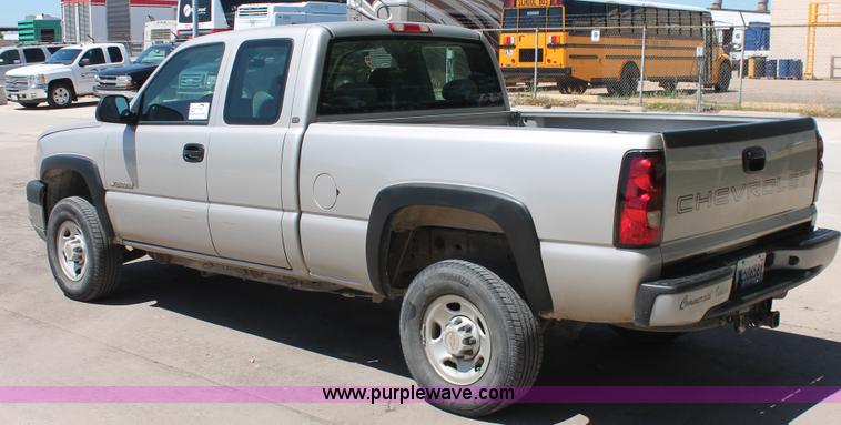 image for item K8831 2004 Chevrolet Silverado 2500HD Ext. Cab pickup truck