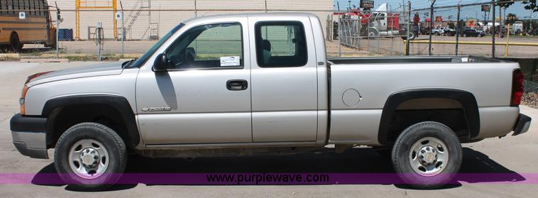 image for item K8831 2004 Chevrolet Silverado 2500HD Ext. Cab pickup truck