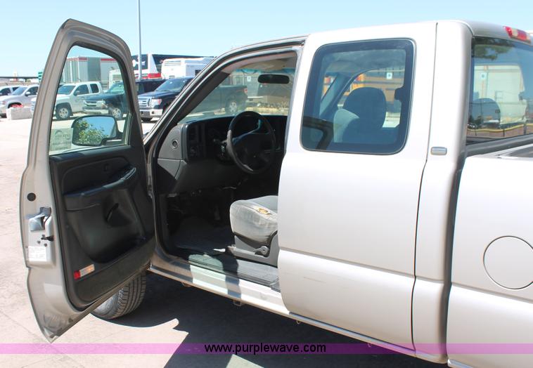 image for item K8831 2004 Chevrolet Silverado 2500HD Ext. Cab pickup truck