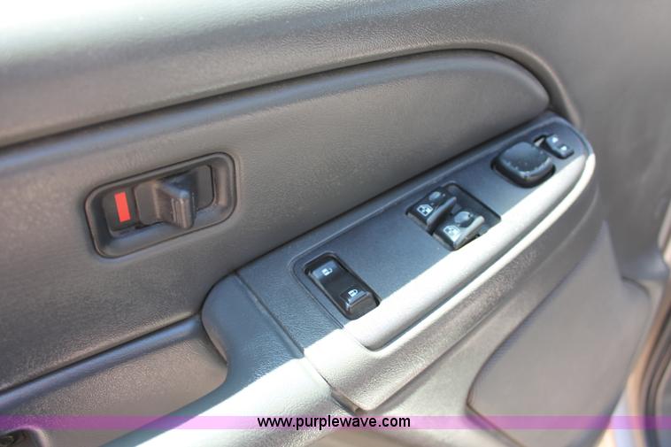 image for item K8831 2004 Chevrolet Silverado 2500HD Ext. Cab pickup truck
