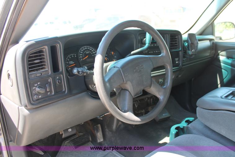 image for item K8831 2004 Chevrolet Silverado 2500HD Ext. Cab pickup truck