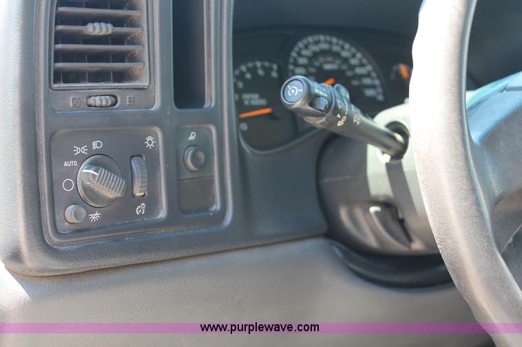 image for item K8831 2004 Chevrolet Silverado 2500HD Ext. Cab pickup truck