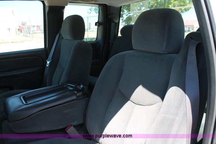 image for item K8831 2004 Chevrolet Silverado 2500HD Ext. Cab pickup truck