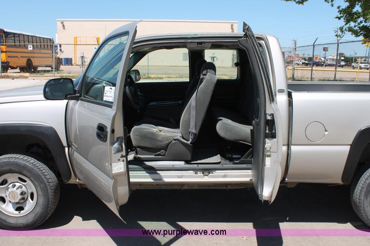 image for item K8831 2004 Chevrolet Silverado 2500HD Ext. Cab pickup truck