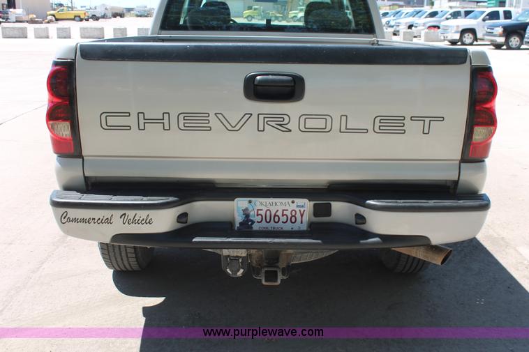 image for item K8831 2004 Chevrolet Silverado 2500HD Ext. Cab pickup truck