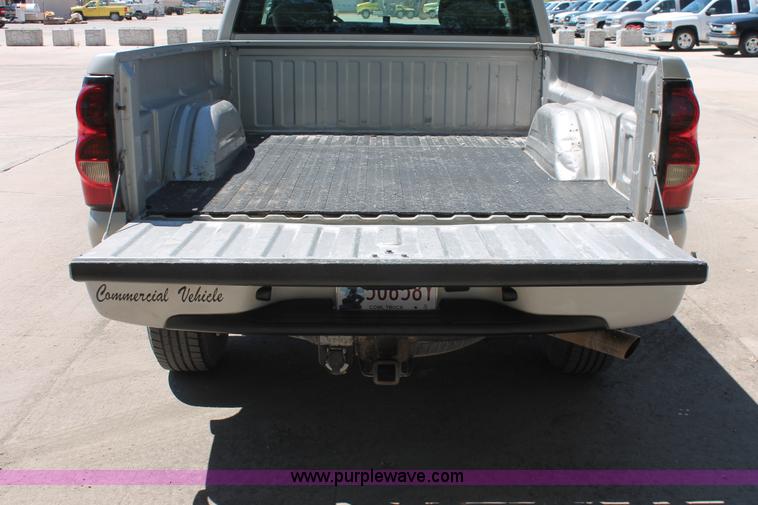 image for item K8831 2004 Chevrolet Silverado 2500HD Ext. Cab pickup truck