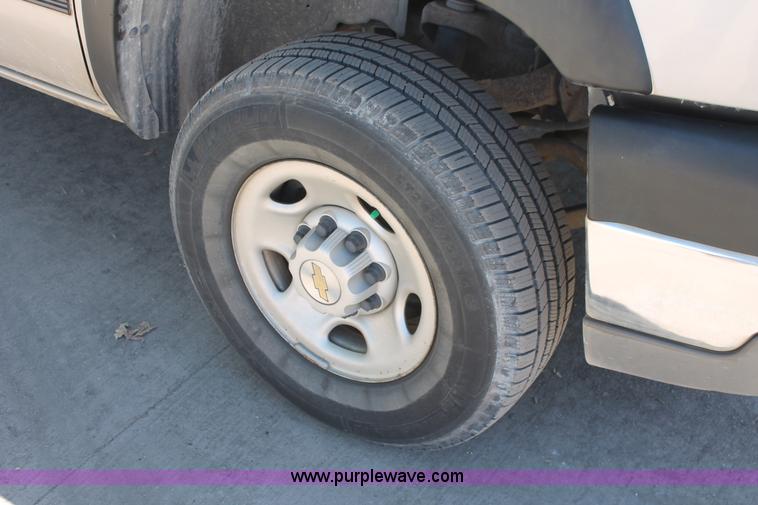 image for item K8831 2004 Chevrolet Silverado 2500HD Ext. Cab pickup truck