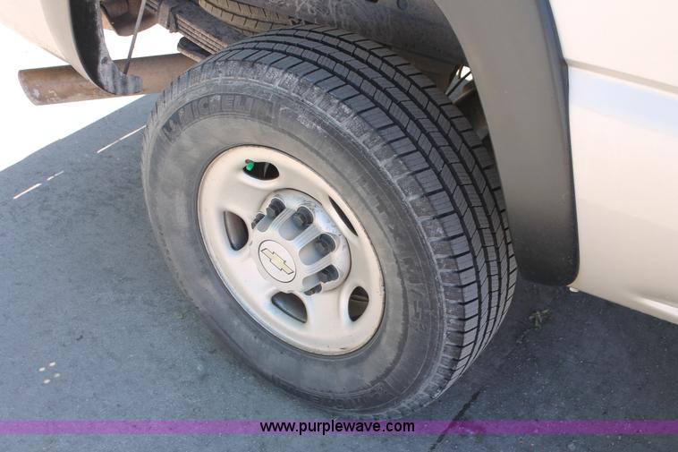 image for item K8831 2004 Chevrolet Silverado 2500HD Ext. Cab pickup truck