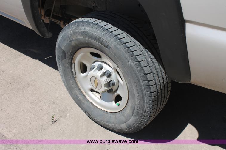 image for item K8831 2004 Chevrolet Silverado 2500HD Ext. Cab pickup truck