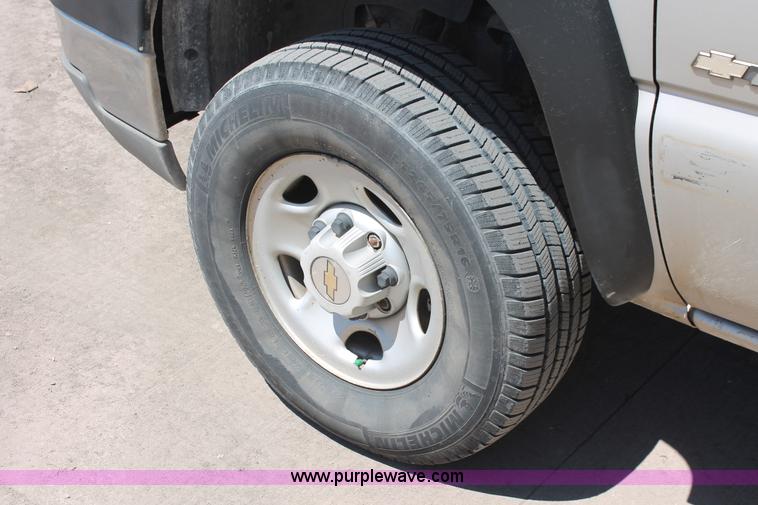 image for item K8831 2004 Chevrolet Silverado 2500HD Ext. Cab pickup truck