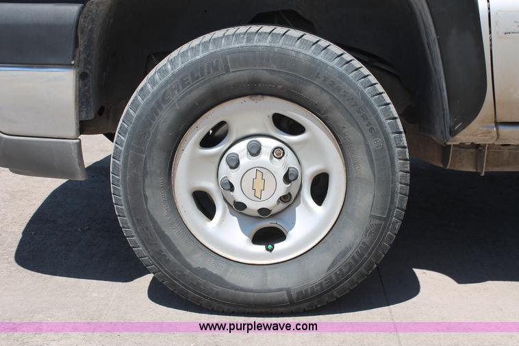 image for item K8831 2004 Chevrolet Silverado 2500HD Ext. Cab pickup truck