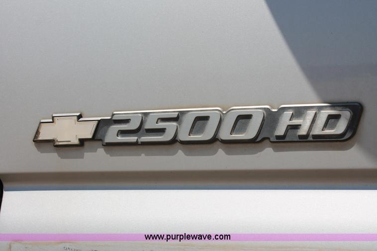 image for item K8831 2004 Chevrolet Silverado 2500HD Ext. Cab pickup truck