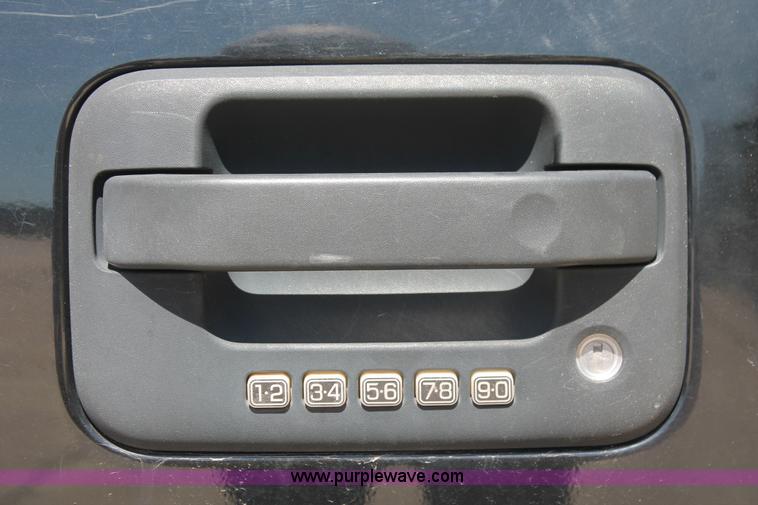 image for item K8835 2007 Ford F150 XLT SuperCrew pickup truck