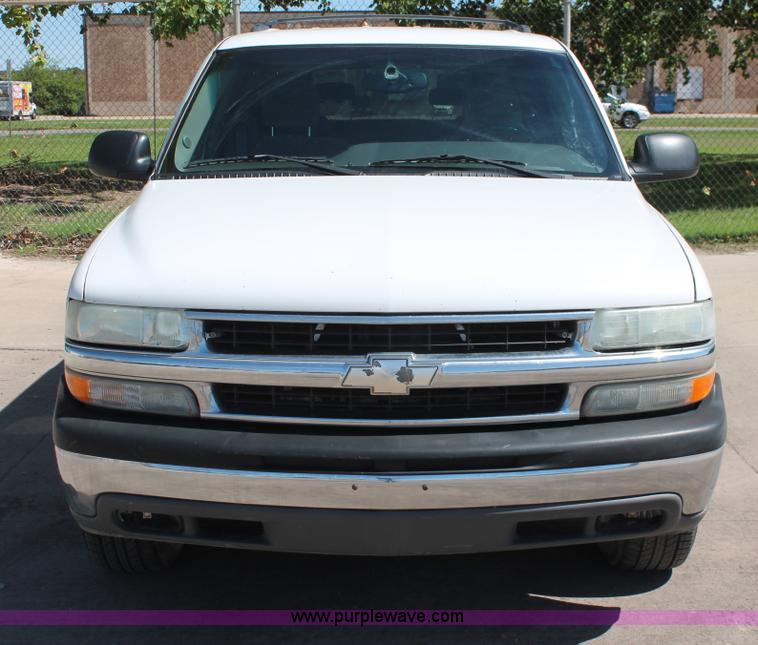 image for item K8836 2004 Chevrolet Suburban 1500 LT SUV
