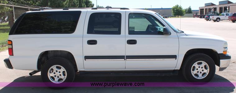 image for item K8836 2004 Chevrolet Suburban 1500 LT SUV
