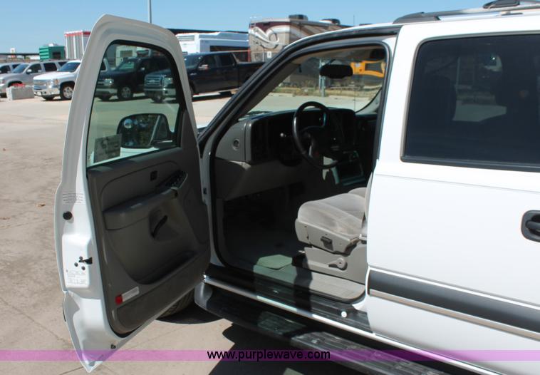 image for item K8836 2004 Chevrolet Suburban 1500 LT SUV