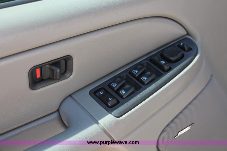 image for item K8836 2004 Chevrolet Suburban 1500 LT SUV