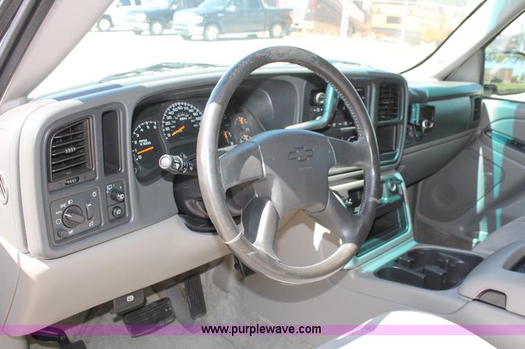 image for item K8836 2004 Chevrolet Suburban 1500 LT SUV