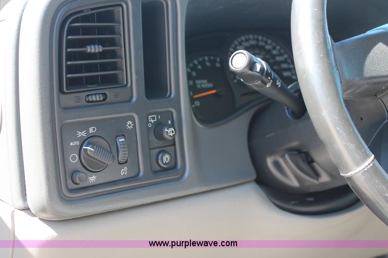 image for item K8836 2004 Chevrolet Suburban 1500 LT SUV